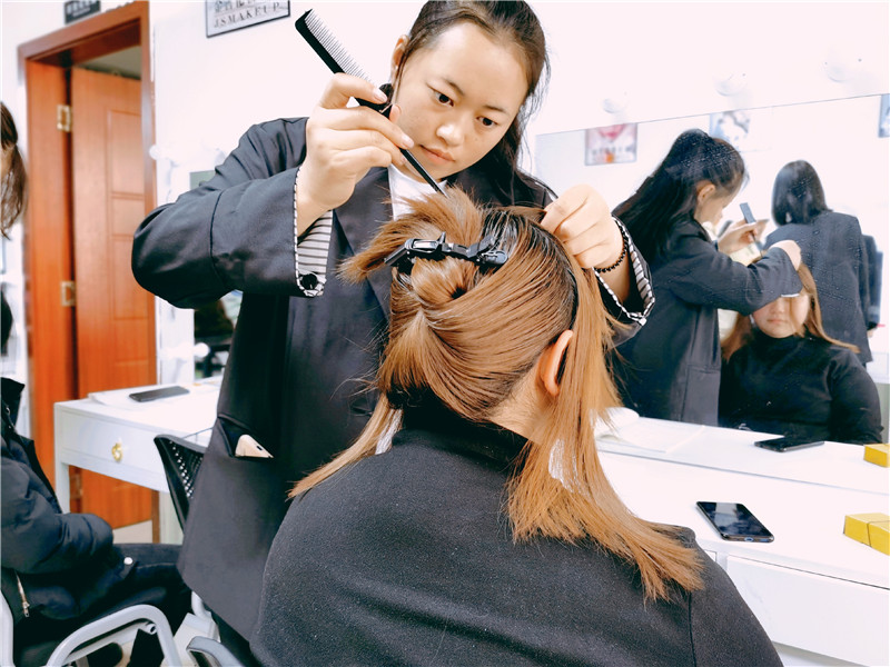 北京哪里有较好的影视化妆培训学校呢？