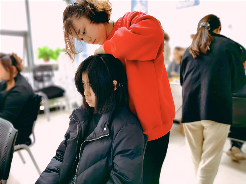 你是真心想去化妆学校学化妆、请认真看完！