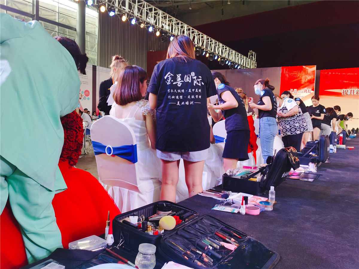 在昆明海维学院报名学化妆的人为什么那么多？